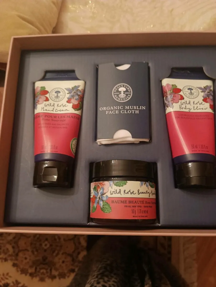 Beautiful new set , unwanted gift can't use it. - Image 1