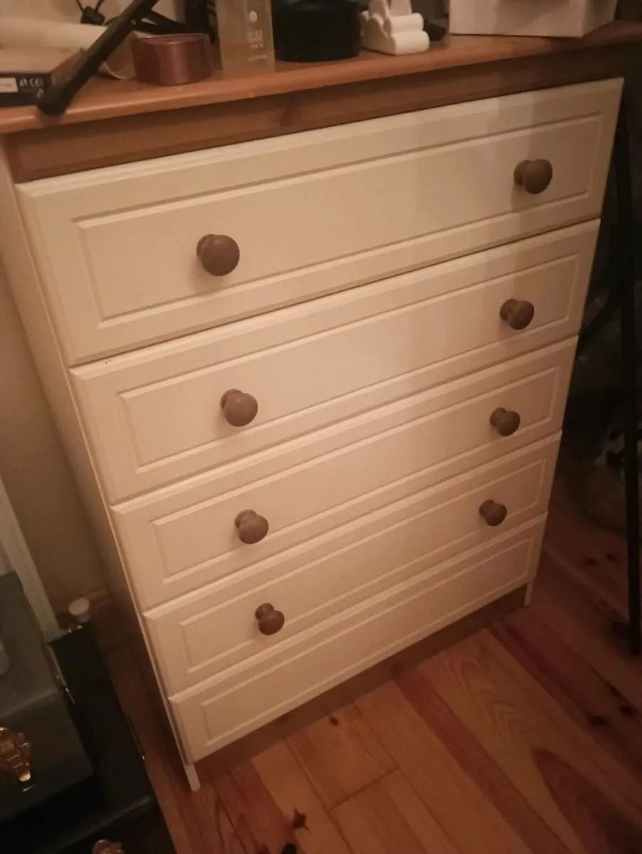 Beautiful dresser ,5 drawers good strong,50 Euro - Image 2