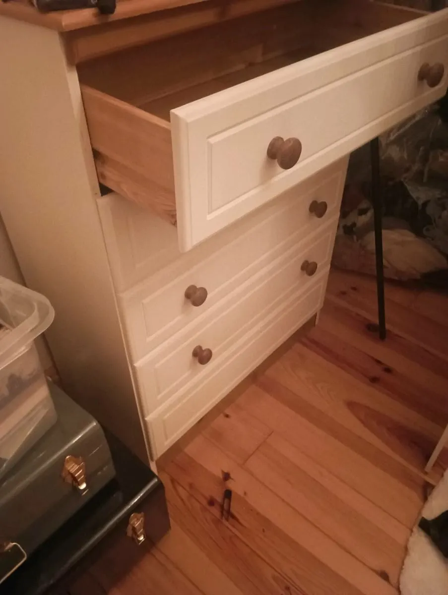 Beautiful dresser ,5 drawers good strong,50 Euro - Image 4