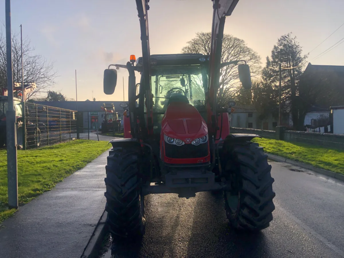 Massey Ferguson 5712 S - Image 3