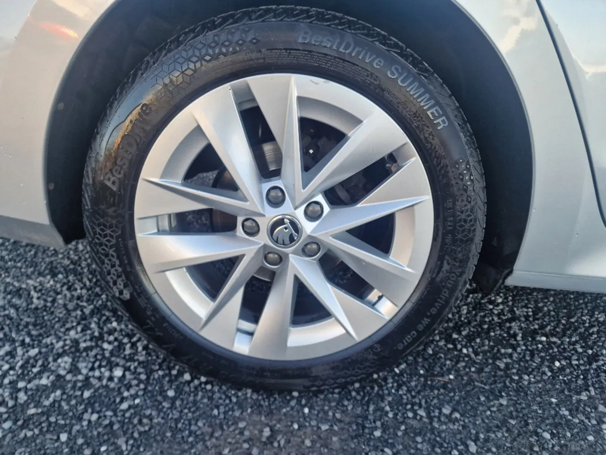 Skoda Octavia AMBITION 2.0tdi 115HP 5DR - Image 4