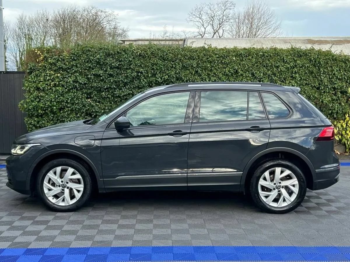 Volkswagen Tiguan LIFE 1.4 TSI PLUG-IN HYBRID // F - Image 3