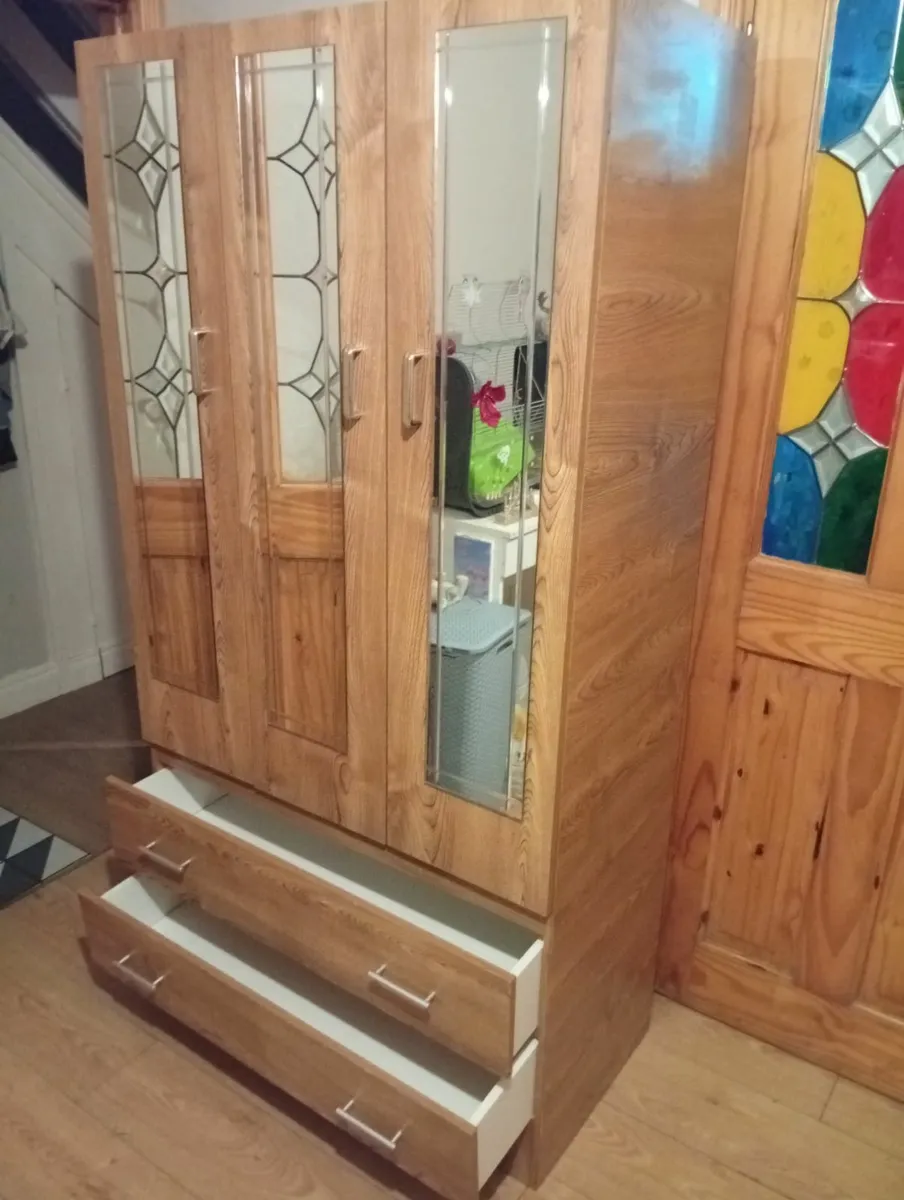 Quality Sturdy Roomy wardrobe with mirrors - Image 4