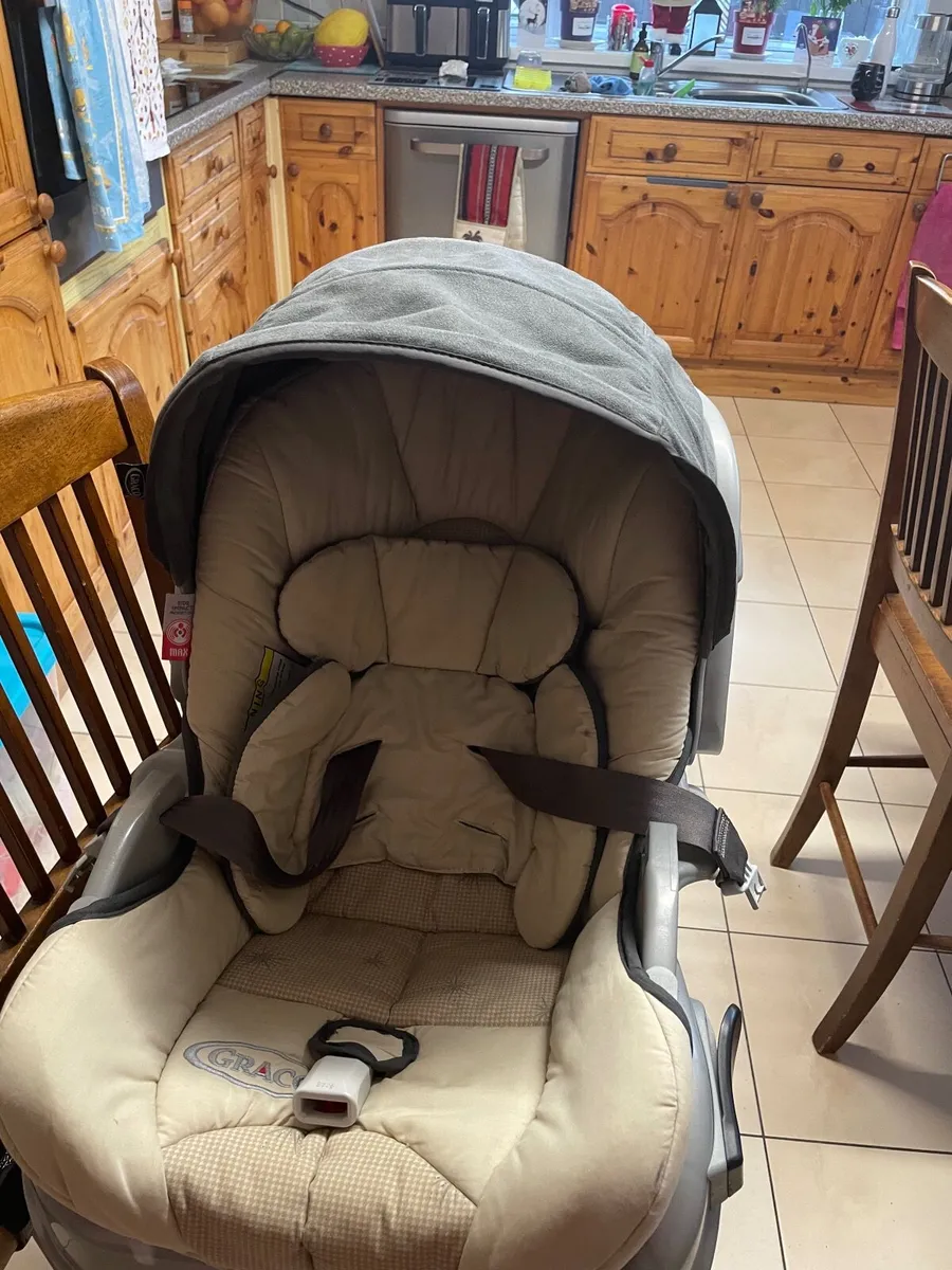 Baby car seat - Image 1