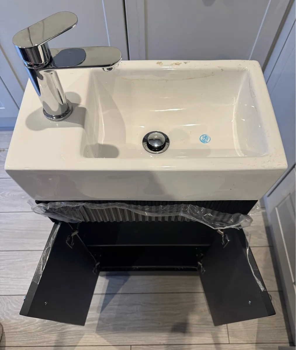 Bathroom sink unit - Image 1