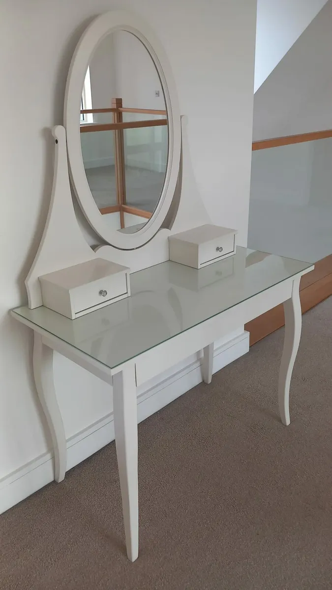 Vanity table - Image 1