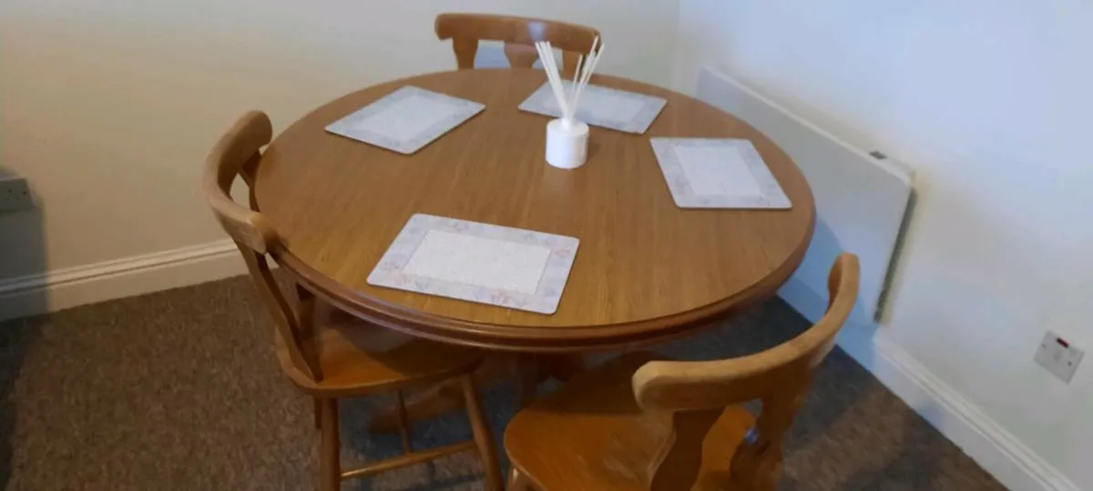 Table and chairs - Image 3