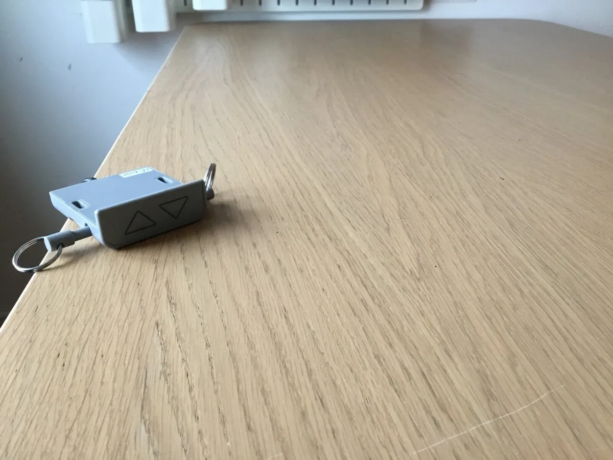 electrically adjustable desk ikea bekant - Image 4