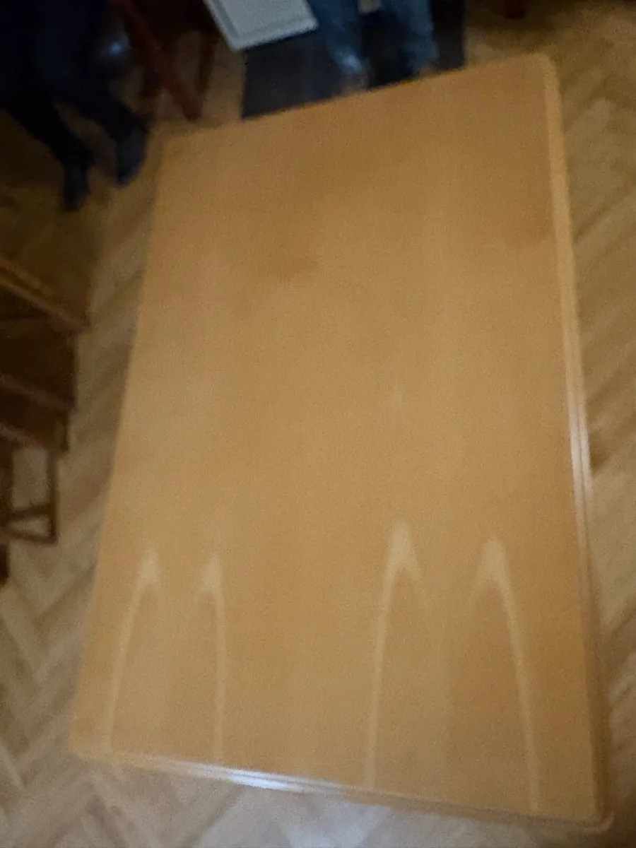 Pine kitchen table and four chairs - Image 3