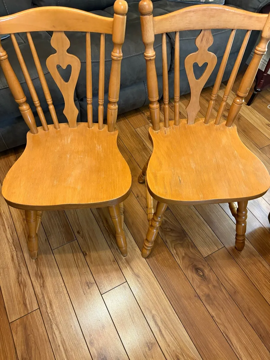 Pine kitchen table and four chairs - Image 4