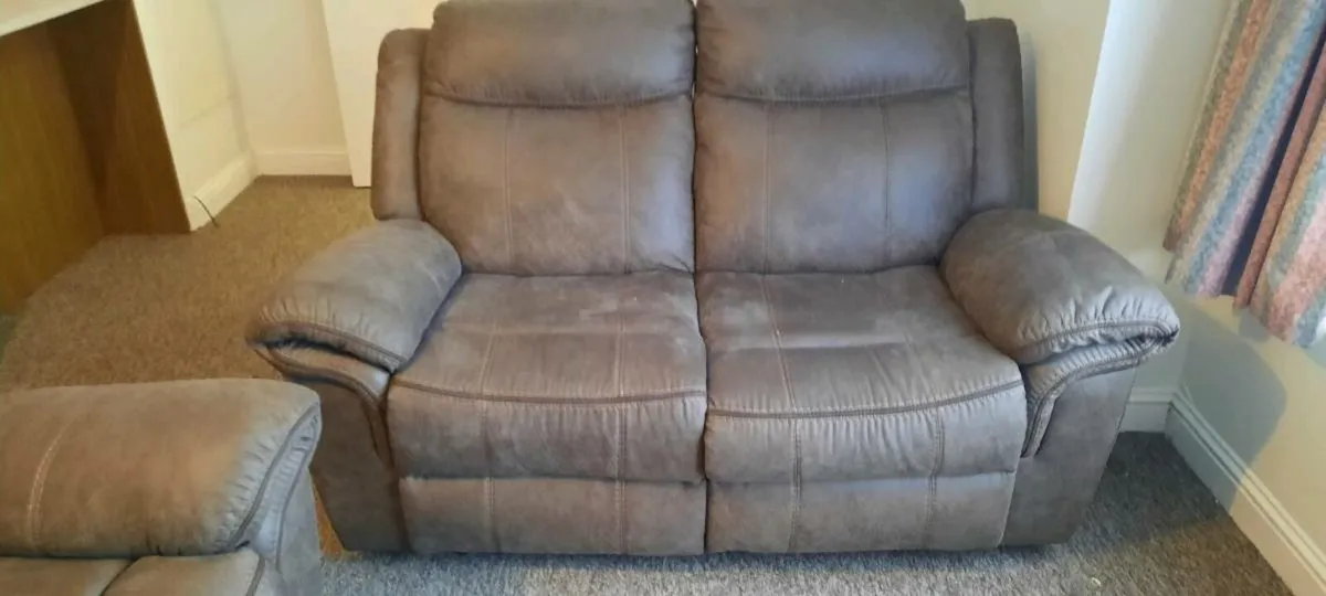 Three piece suite - Image 1