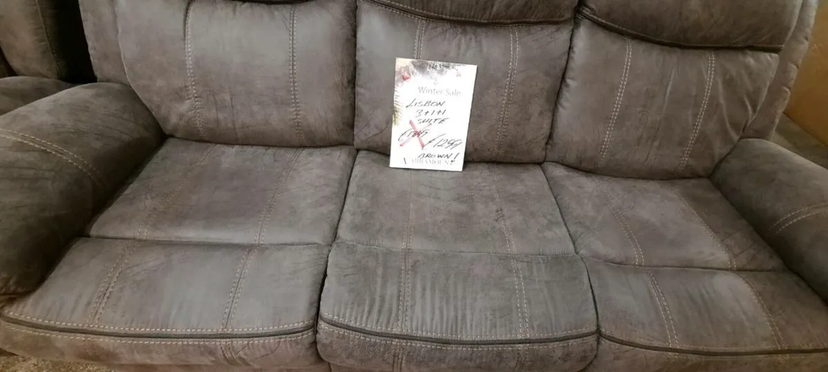 Three piece suite - Image 4