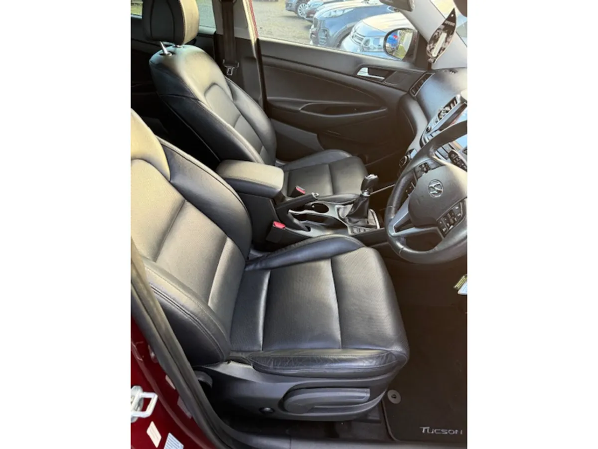 Hyundai Tucson EXECUTIVE 5DR - Image 2
