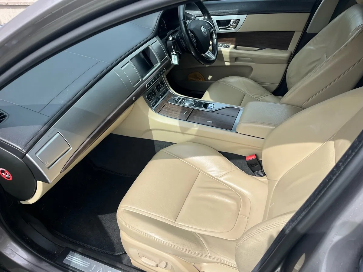 2012 Jaguar XF 2.2L Luxury Diesel, Automatic. - Image 4