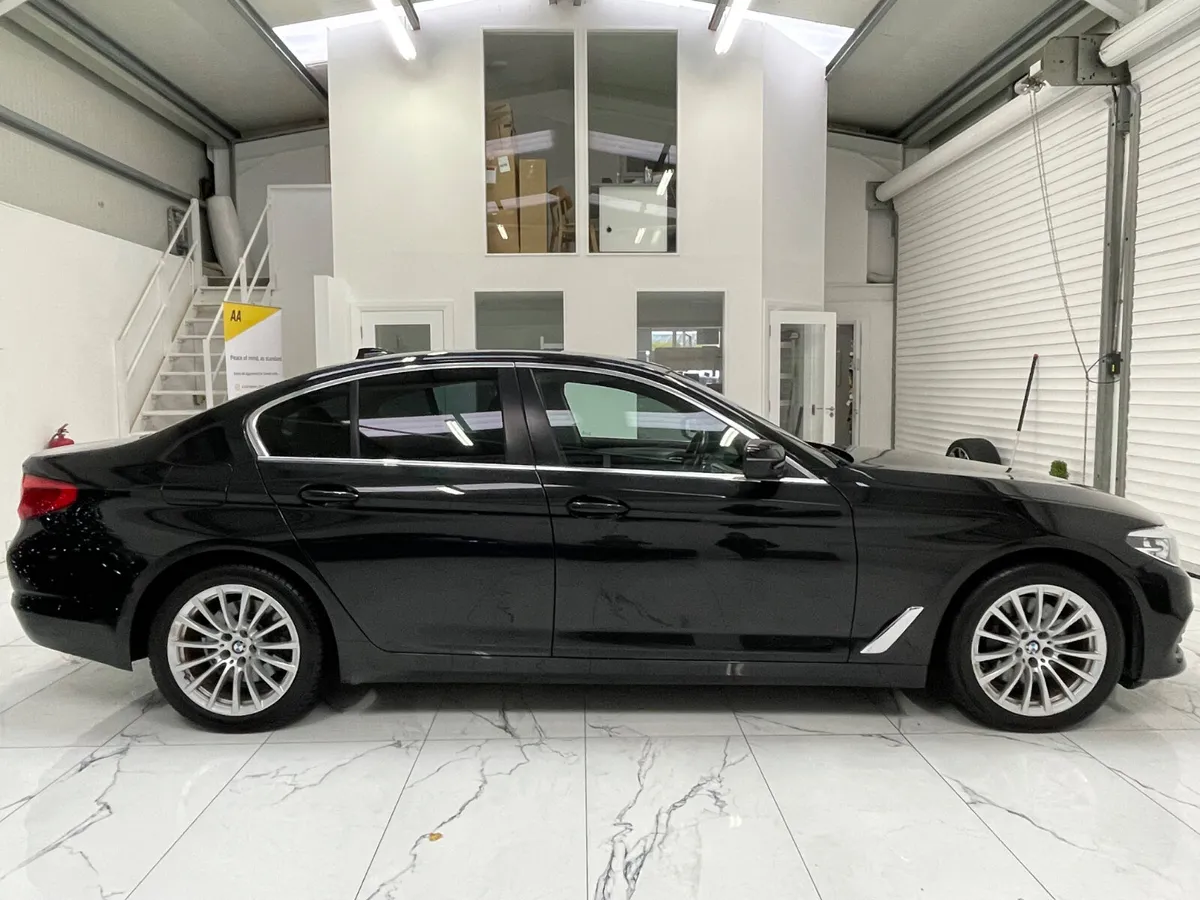 BMW 5-Series 2019 se - Image 3