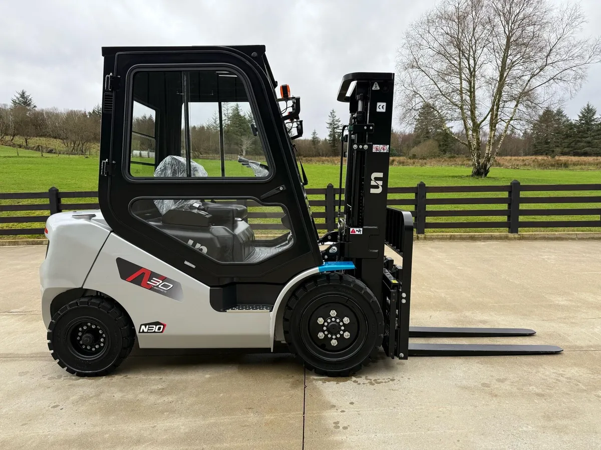 3 ton UN forklift - Image 1