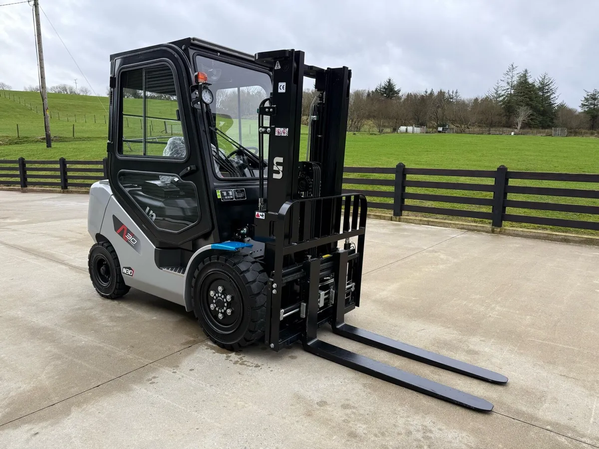 3 ton UN forklift - Image 2