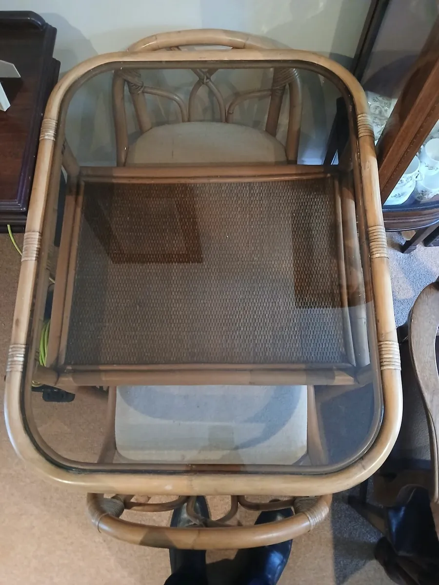 Table and chairs - Image 1