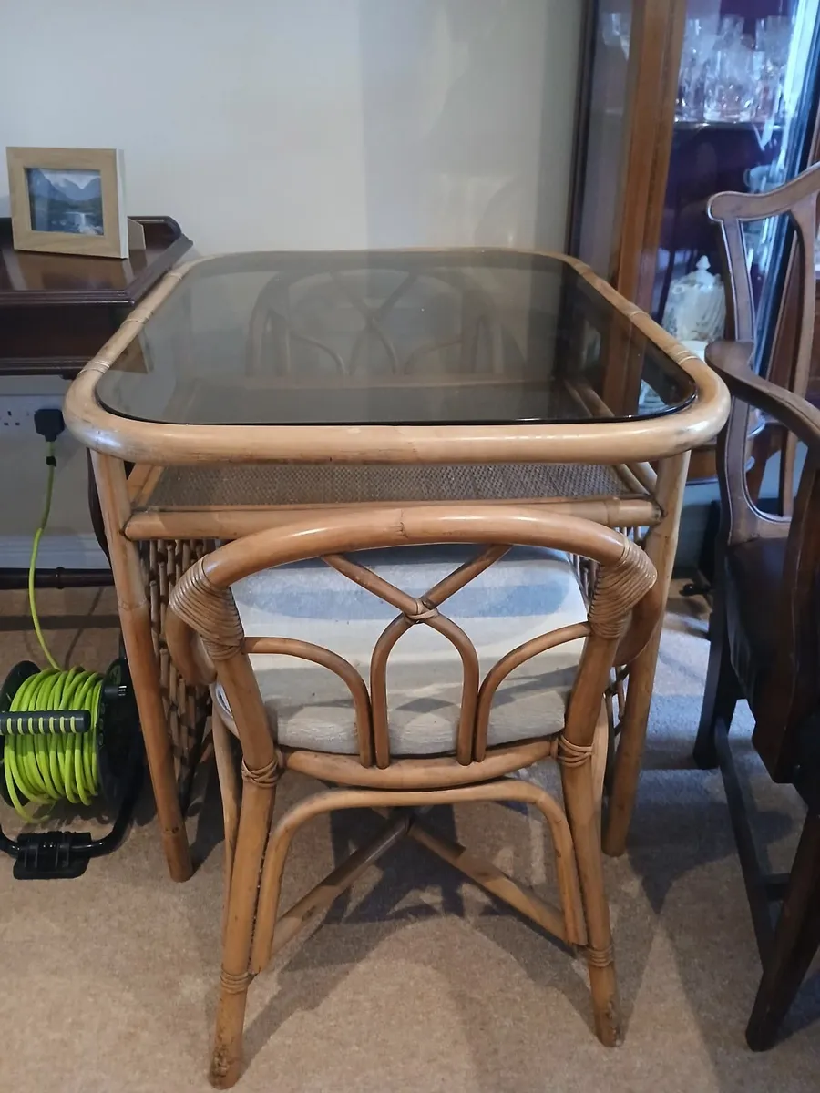 Table and chairs - Image 2