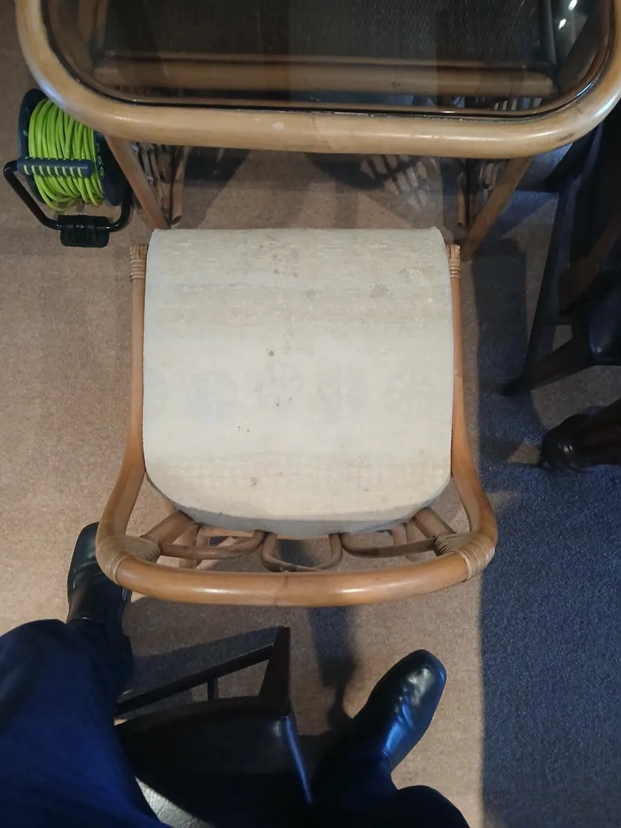 Table and chairs - Image 3