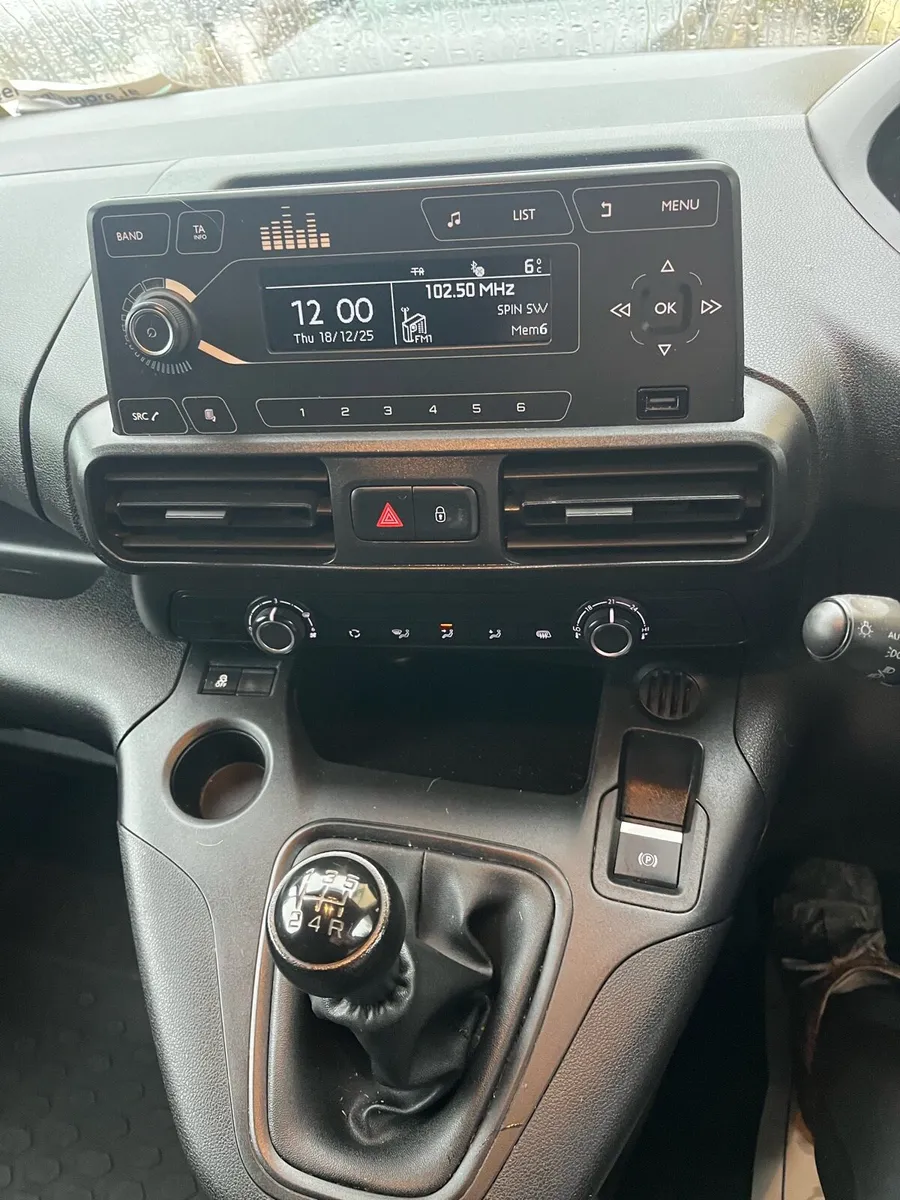 2021 Peugeot Partner - Image 2