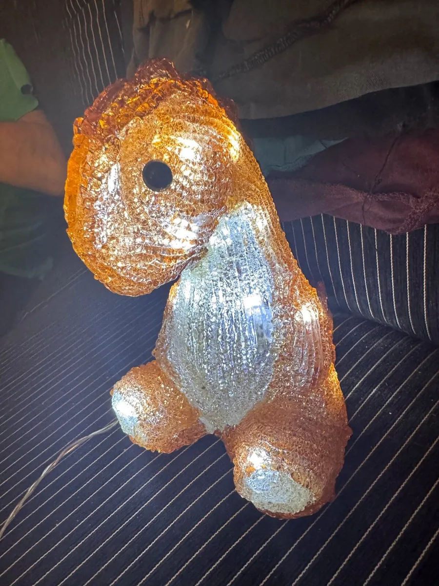 Acrylic dinosaur Christmas - Image 2