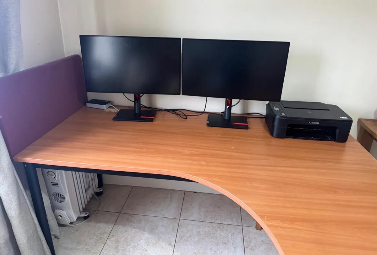 Desk free - Image 1