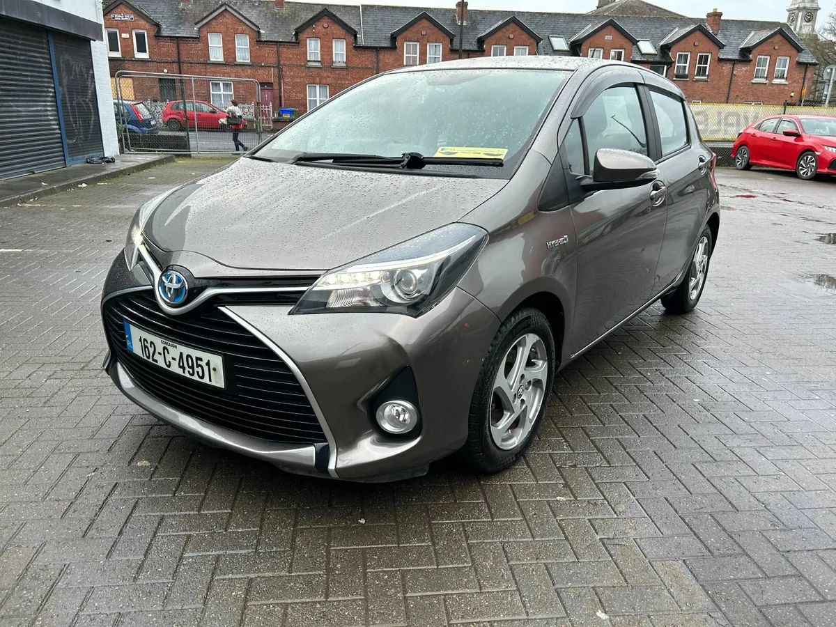 Toyota Yaris 2016 Hybrid LUXURY AUTO - Image 2