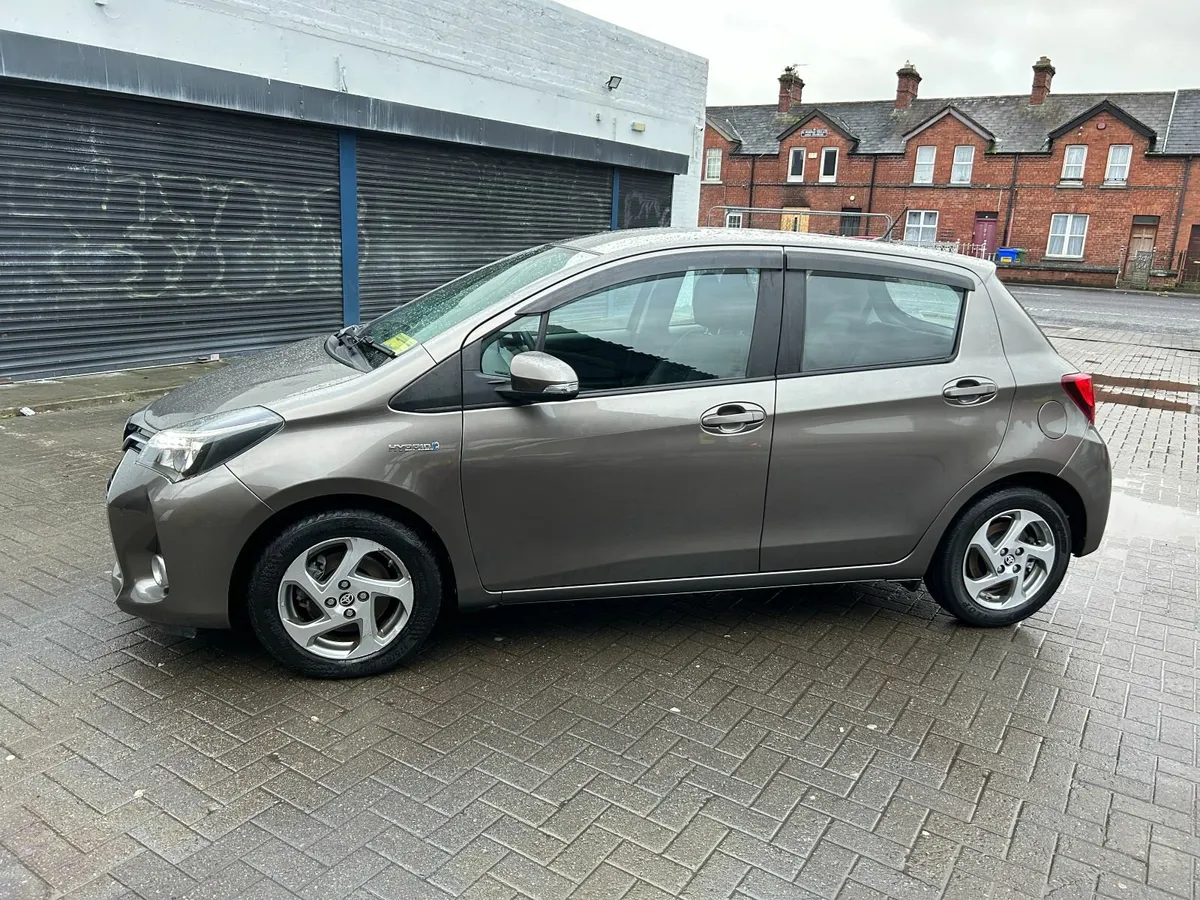 Toyota Yaris 2016 Hybrid LUXURY AUTO - Image 3