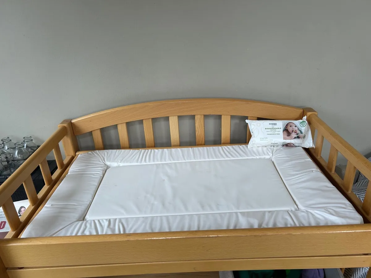 Baby changing table - Image 1