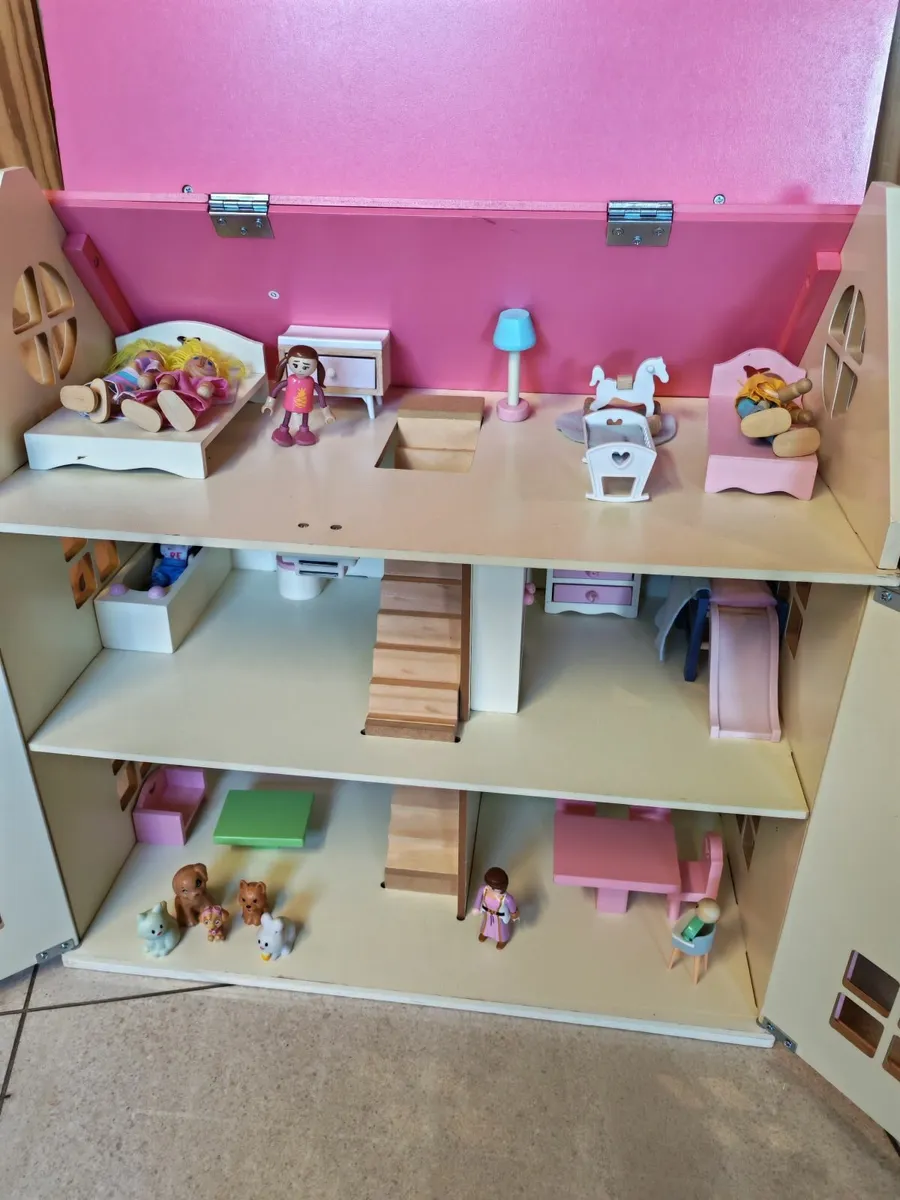 Wooden Dolls House & Accessories €25 for all - Image 2
