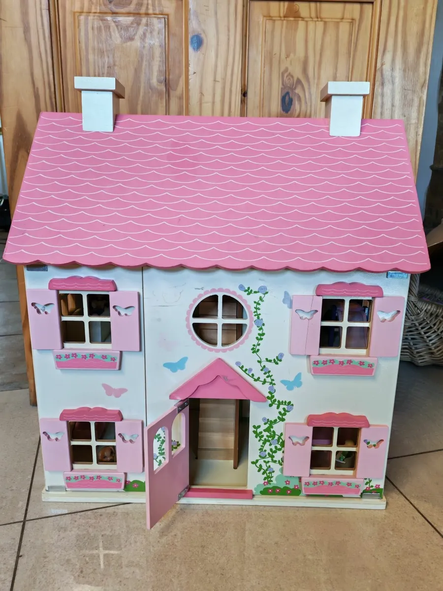 Wooden Dolls House & Accessories €25 for all - Image 1