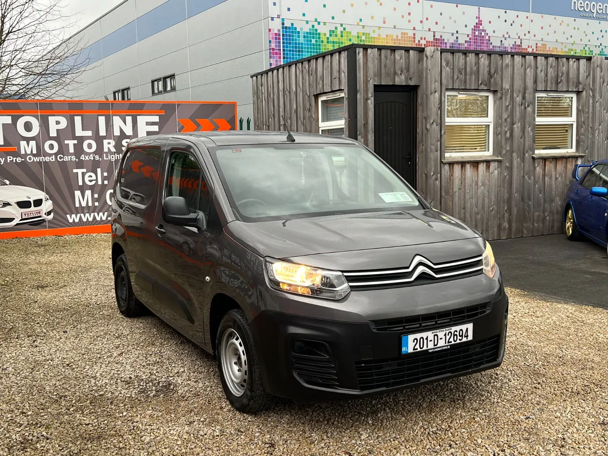 ==STUNNING VAN//BEAUTIFUL COLOUR//NEW DOE//3 SEATE - Image 4