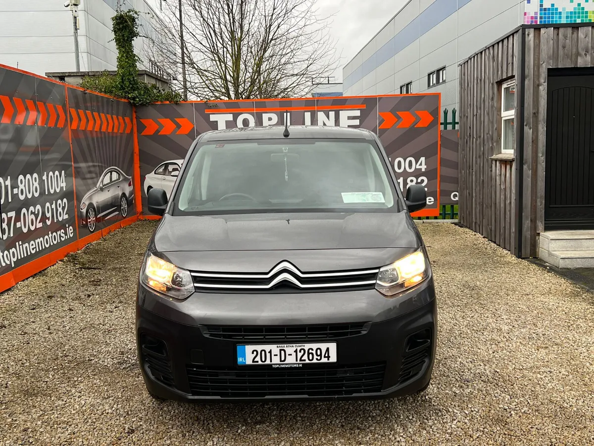 ==STUNNING VAN//BEAUTIFUL COLOUR//NEW DOE//3 SEATE - Image 3