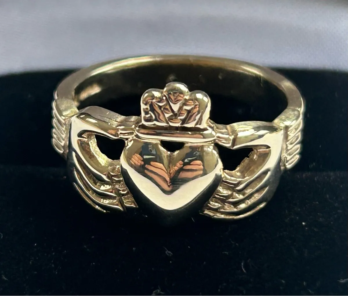 Heavy Gentleman’s 9k Gold Claddagh Ring - Image 1