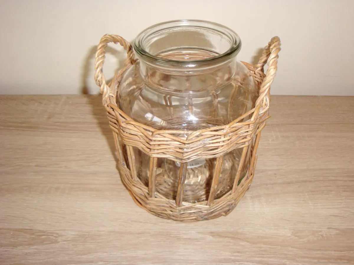 Flower vase in wicker basket - Image 1