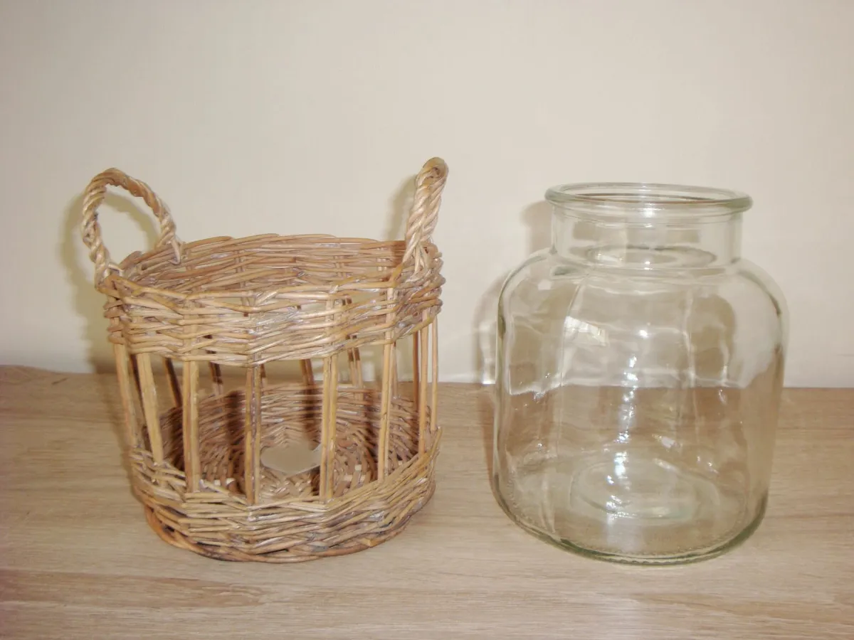 Flower vase in wicker basket - Image 2