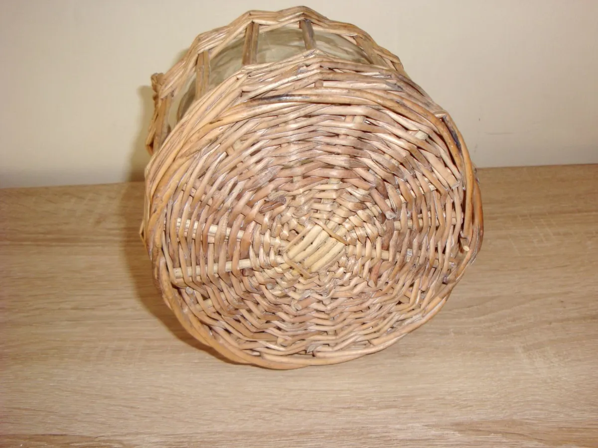 Flower vase in wicker basket - Image 3