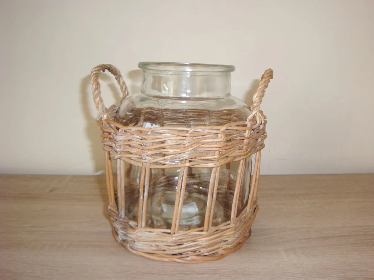 Flower vase in wicker basket - Image 4