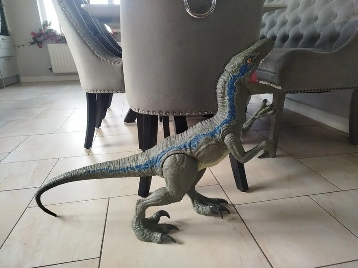 Large dinosaur - Image 1