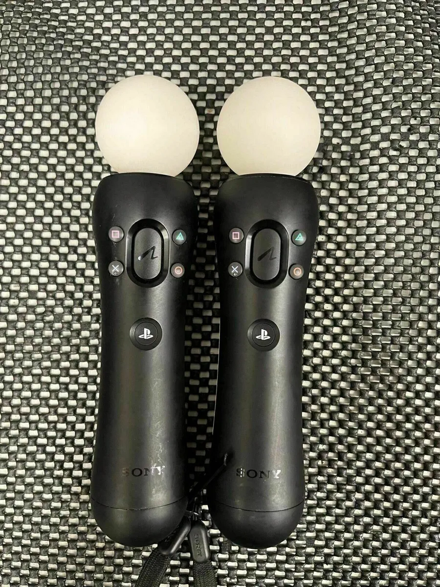PS4 Move Controllers - Image 1