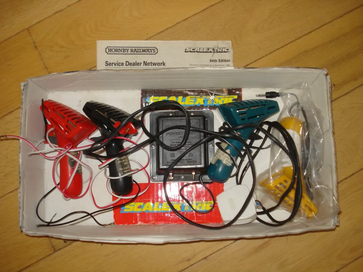 SCALEXTRIC POWER PACK & 4 CONTROLLERS. - Image 1