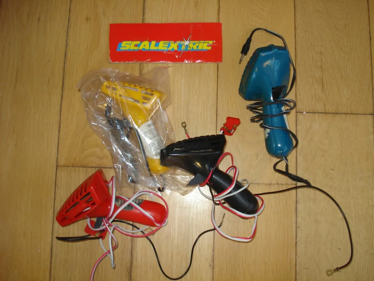 SCALEXTRIC POWER PACK & 4 CONTROLLERS. - Image 3