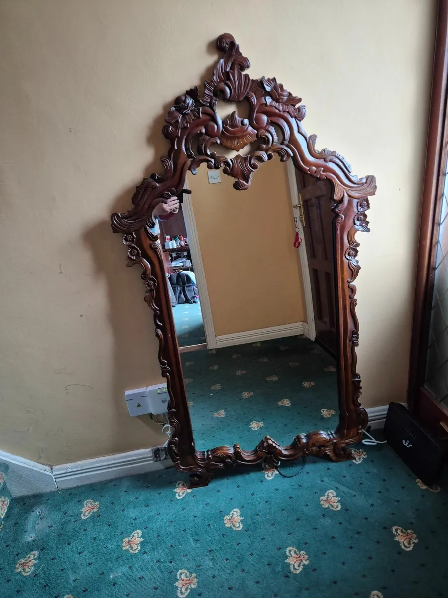 Table and mirror - Image 3