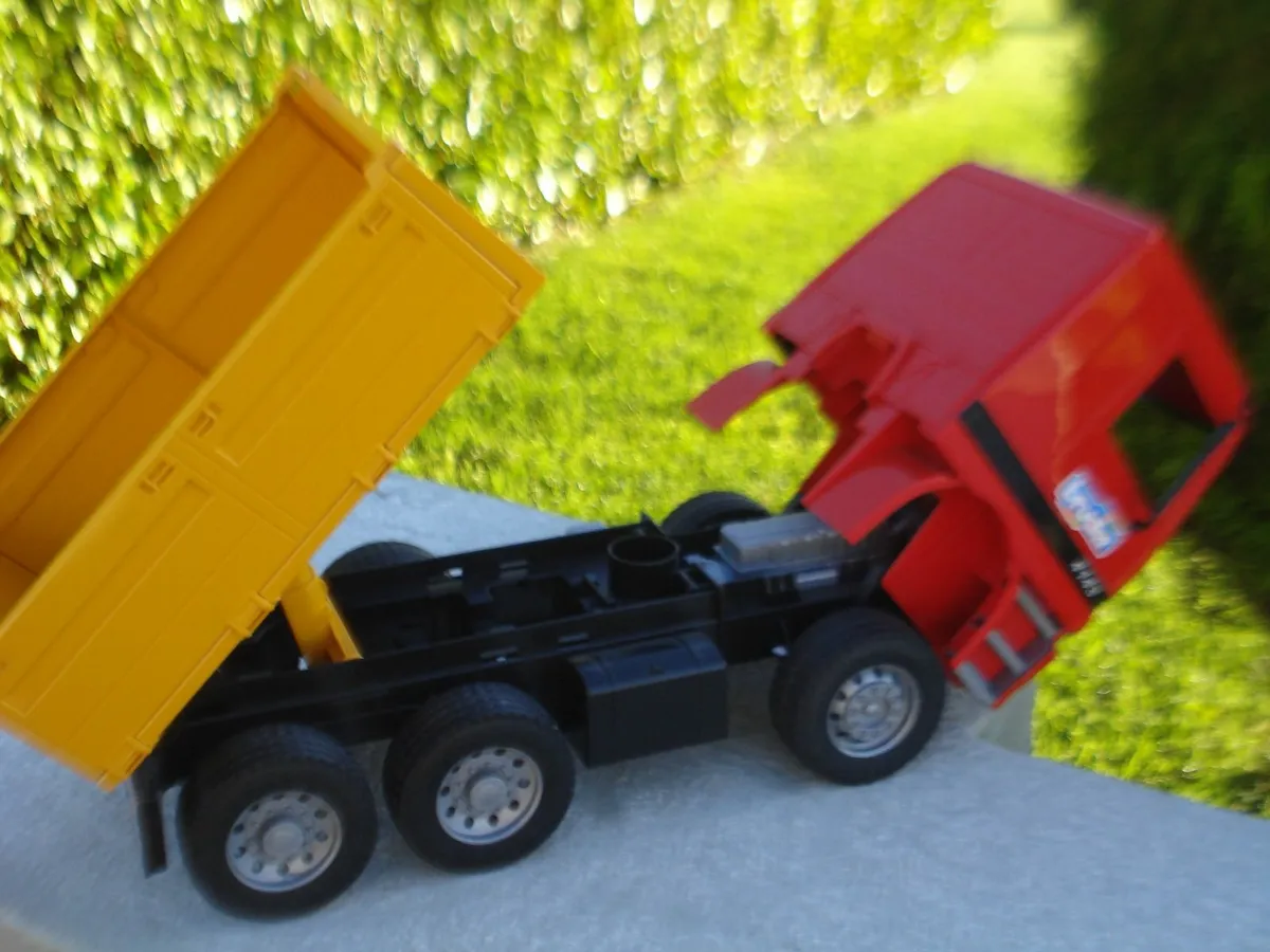 LARGE BRUDER MERCEDES TIPPER TRUCK. 1/16 SCALE. - Image 2