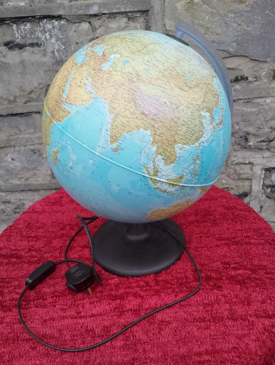 World Globe illuminated 14 inch - Image 1