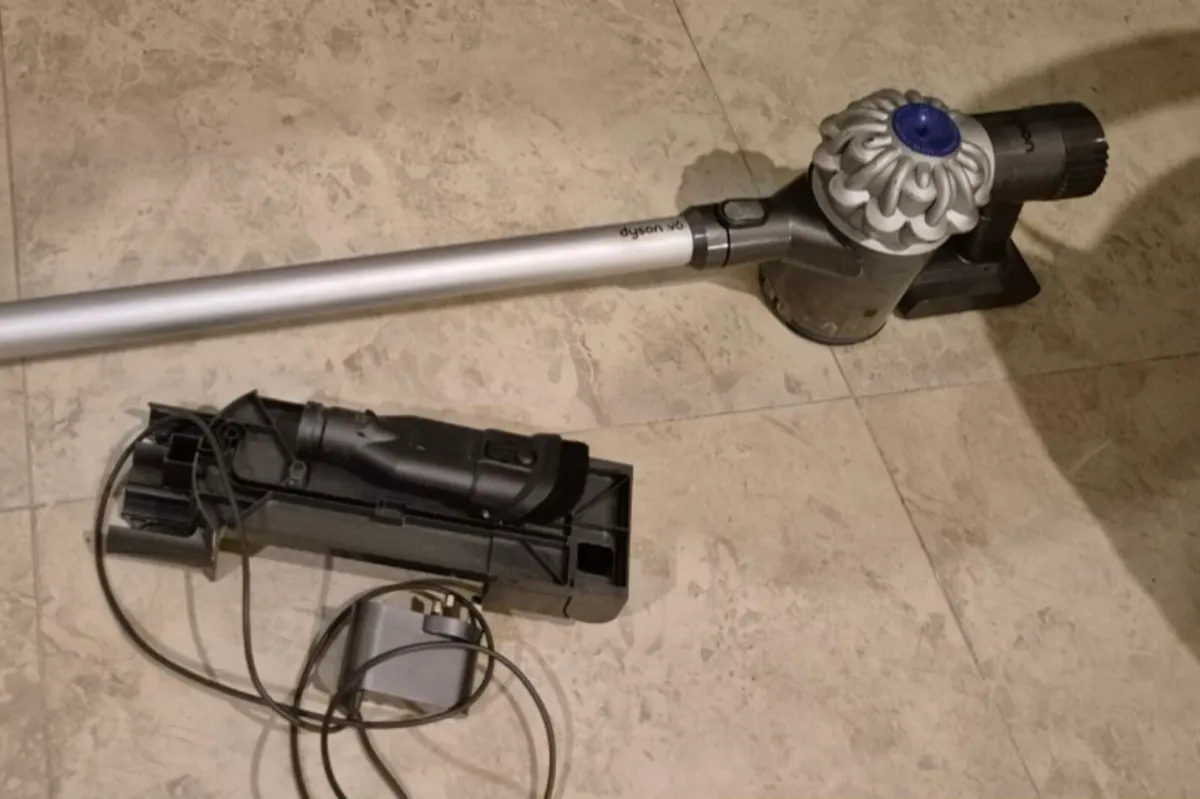 CORDLESS DYSON V6 VACUUM WORKING PERFECT  CHARGER - Image 2