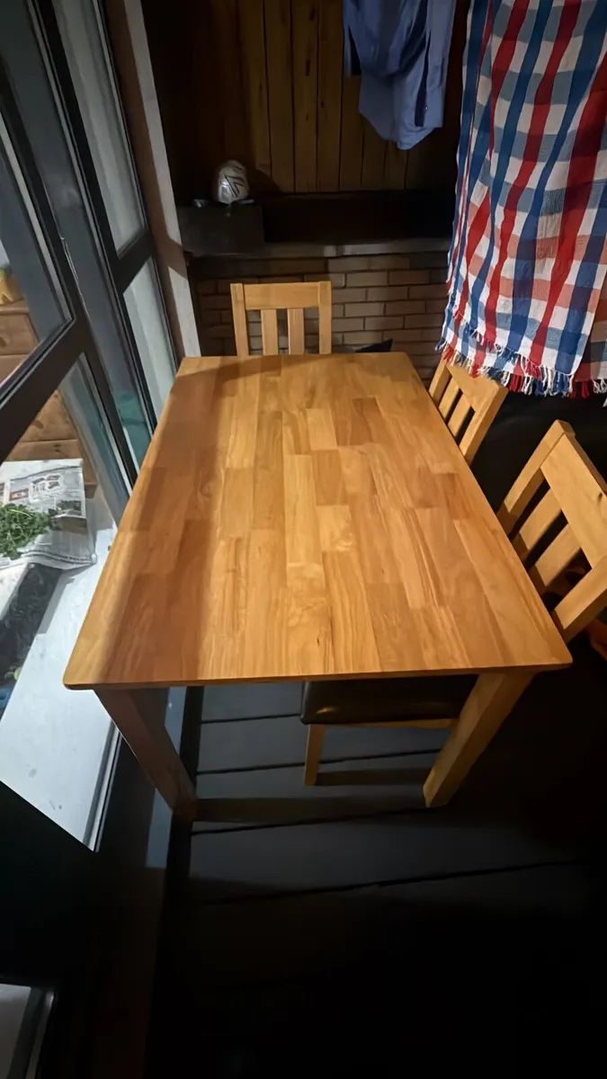 Table and 3 chairs - Image 1