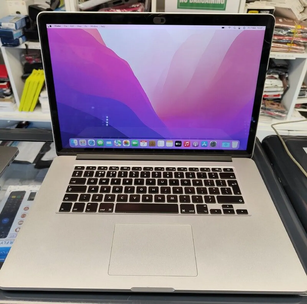 MacBook Pro 2015 15" Core i7 2.5Ghz 16GB RAM 256GB SSD macOS Monterey (Model A1398) Battery Cycle: 1022 - Image 1