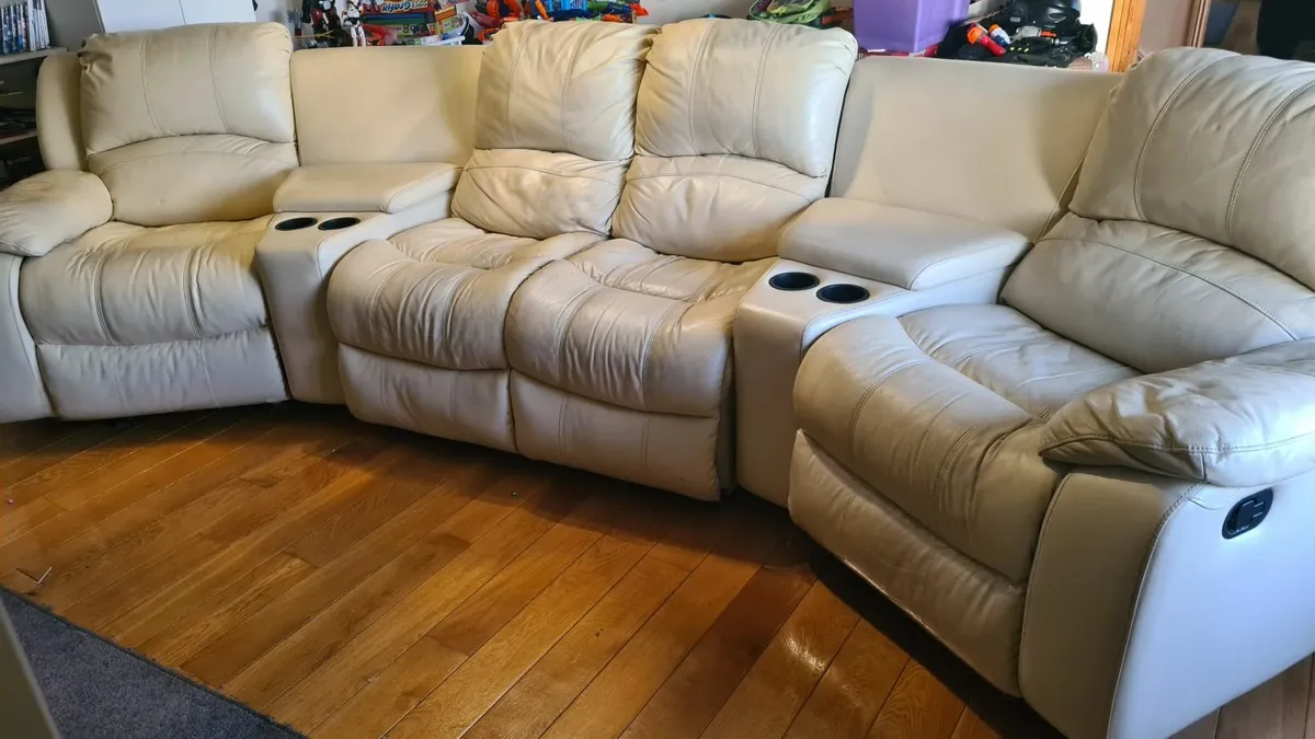 Cream leather reclining 4 seater couch - Image 1